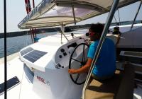 skipper in cockpit di trimarano  barca a vela neel 45